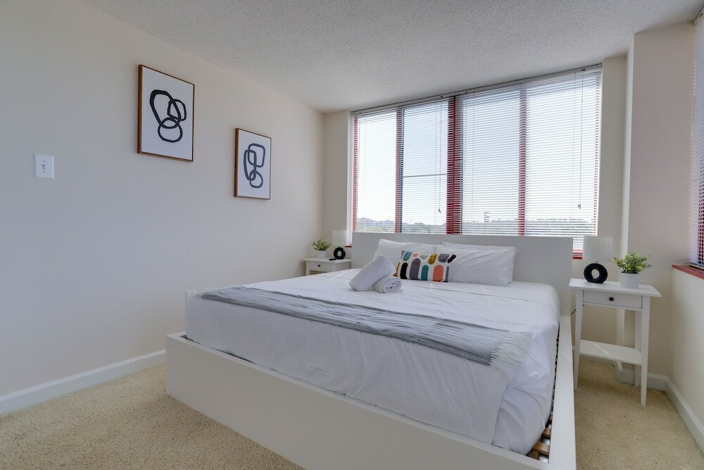 Фото Gorgeous Apt with Rooftop City View