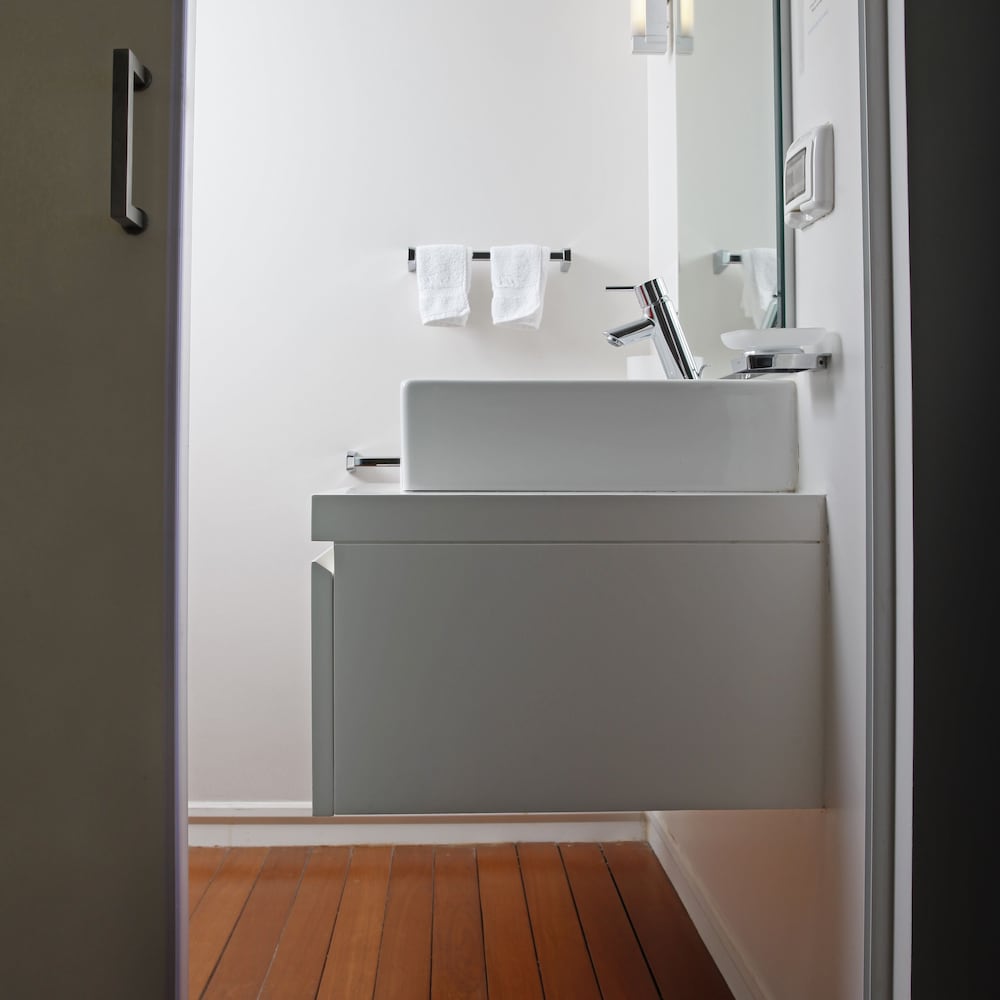 Фото 1866 Court & Suites