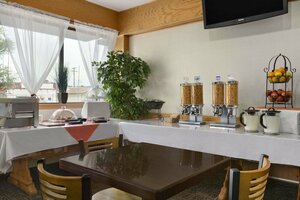 Гостиница Travelodge by Wyndham Thunder Bay