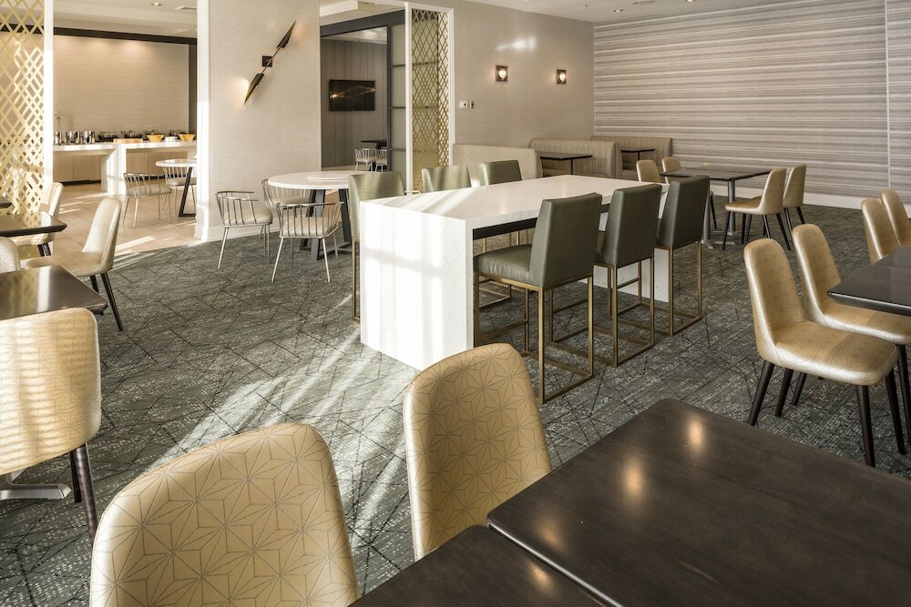 Фото Doubletree by Hilton Boston Logan Airport Chelsea