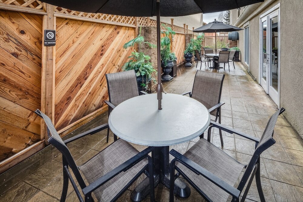 Фото Best Western Plus Airport Inn & Suites