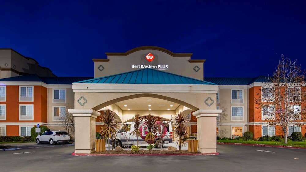 Фото Best Western Plus Airport Inn & Suites