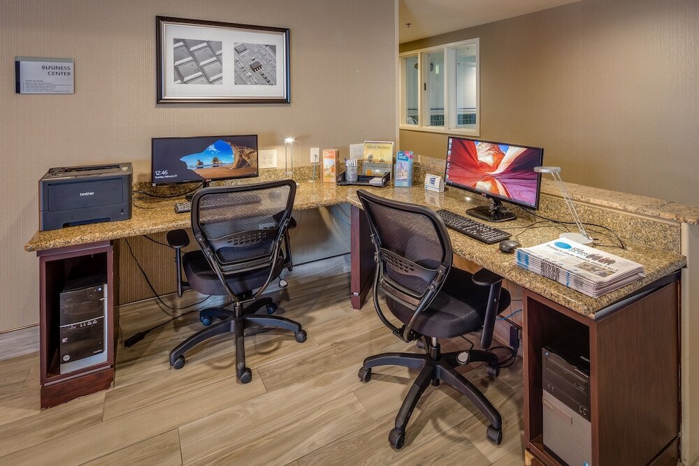 Фото Best Western Plus Airport Inn & Suites