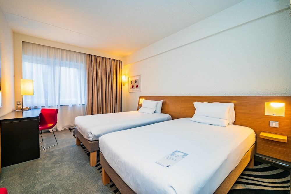 Фото Novotel London West