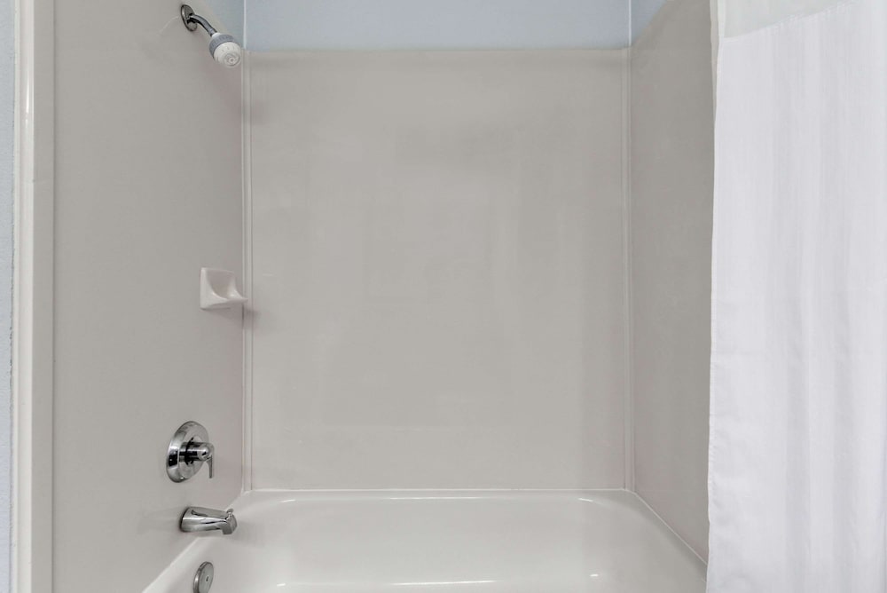 Фото Days Inn & Suites by Wyndham Dallas