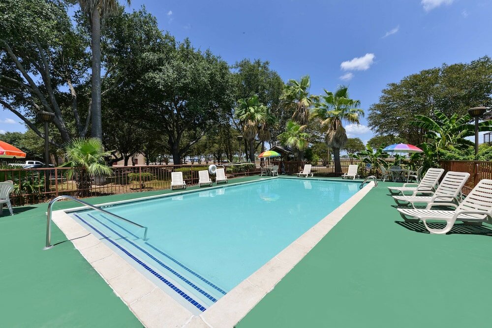 Фото Americas Best Value Inn & Suites Victoria