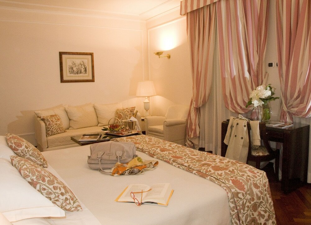 Фото Hotel De La Ville