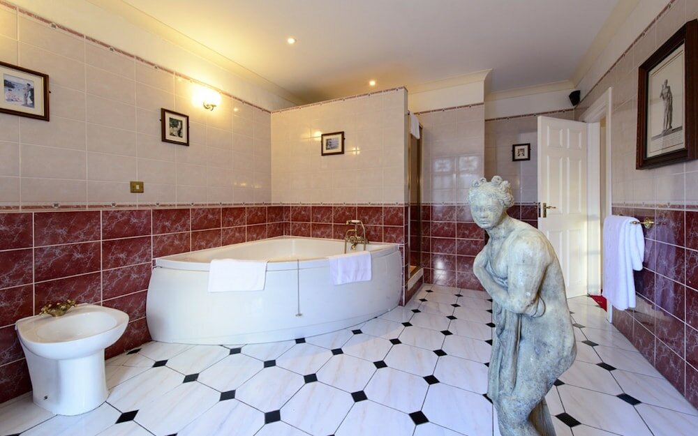 Фото Two Bridges Hotel