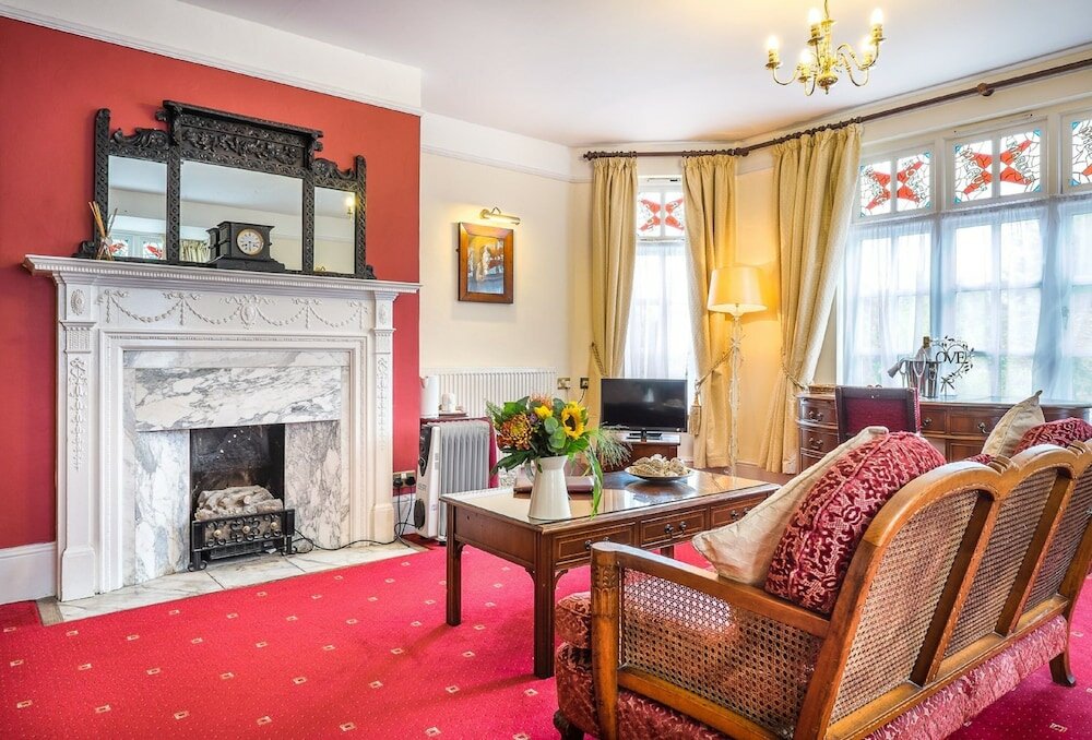 Фото Two Bridges Hotel