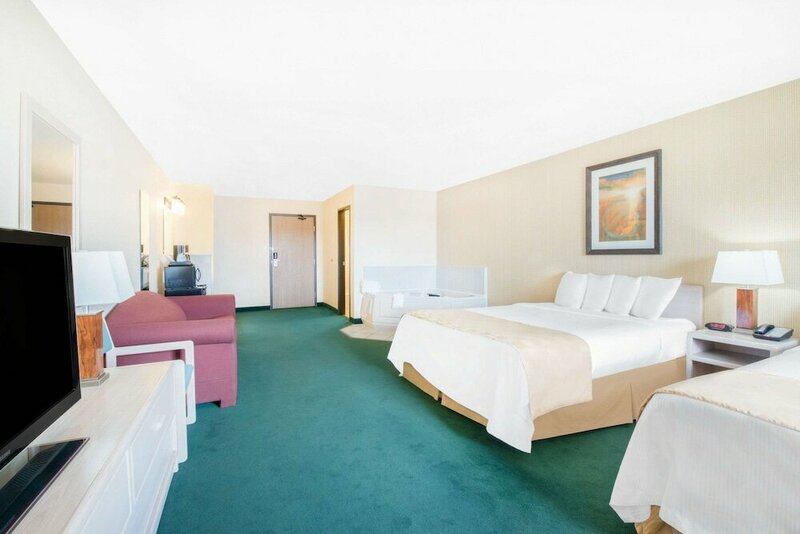 Гостиница Days Inn & Suites by Wyndham Fargo 19th Ave/Airport Dome в Фарго