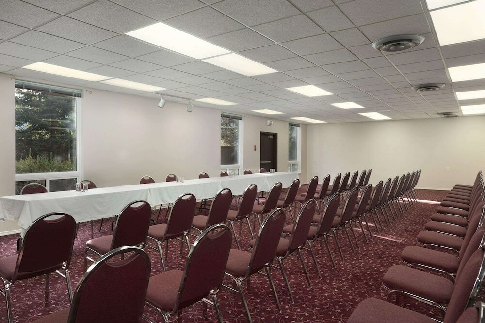 Фото Super 8 by Wyndham West Kelowna BC