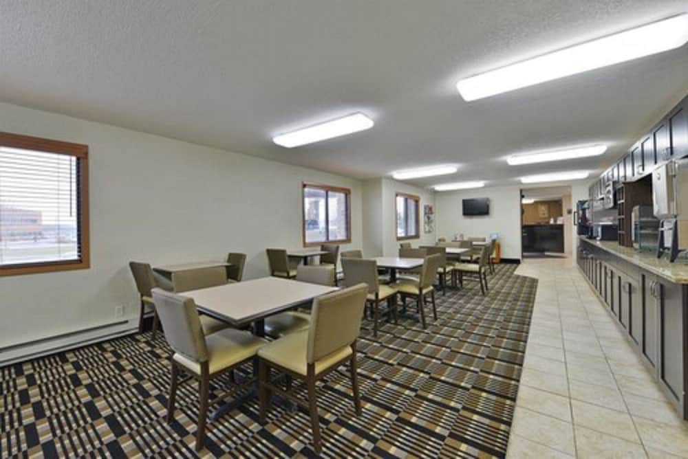Фото Americas Best Value Inn & Suites Bismarck