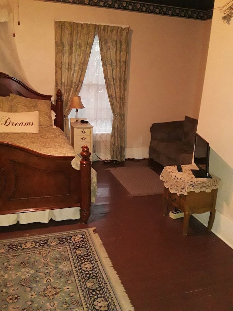 Фото Hall Place Bed and Breakfast