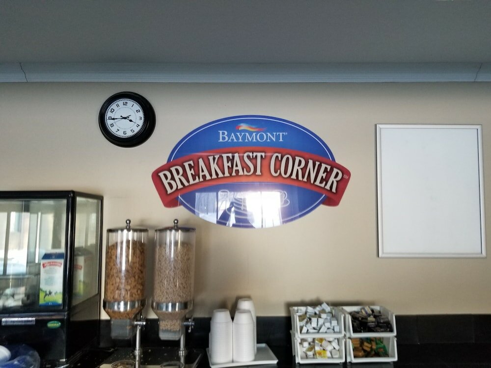 Фото Baymont by Wyndham Montreal Airport