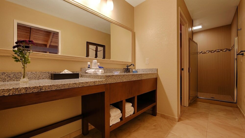 Фото Best Western The Inn & Suites Pacific Grove