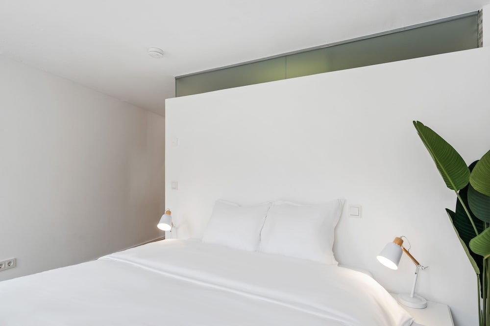 Фото Modern Apt Old Town w Panoramic View Id4