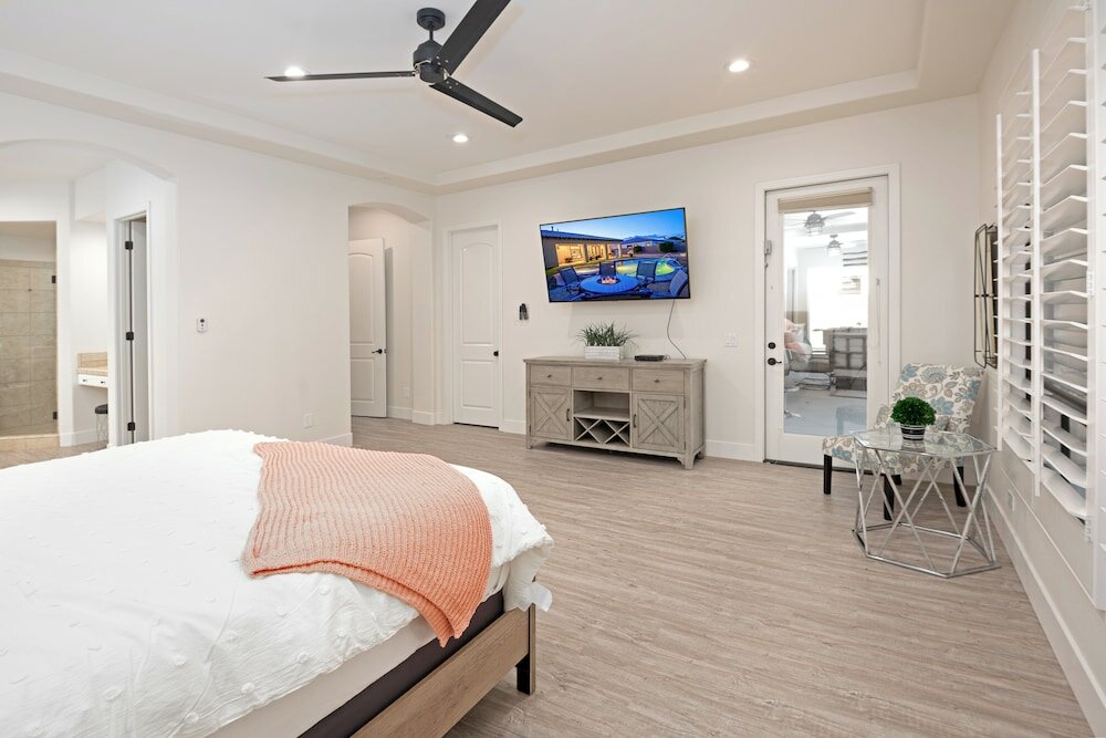 Фото Luxury Resort Style Living w Pool & Jacuzzi