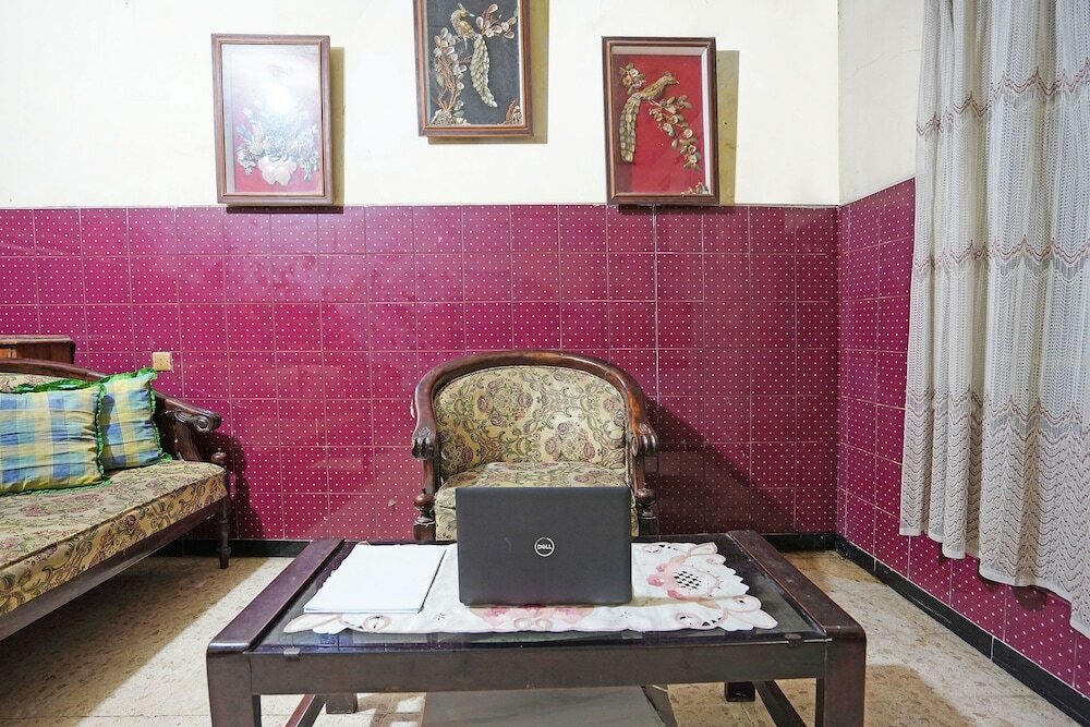 Фото Spot On 91859 Kost Budhe Syariah