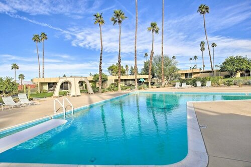 Гостиница Luxe Palm Desert Home: Patio, Grill & Mtn Views! в Палм Дезерте