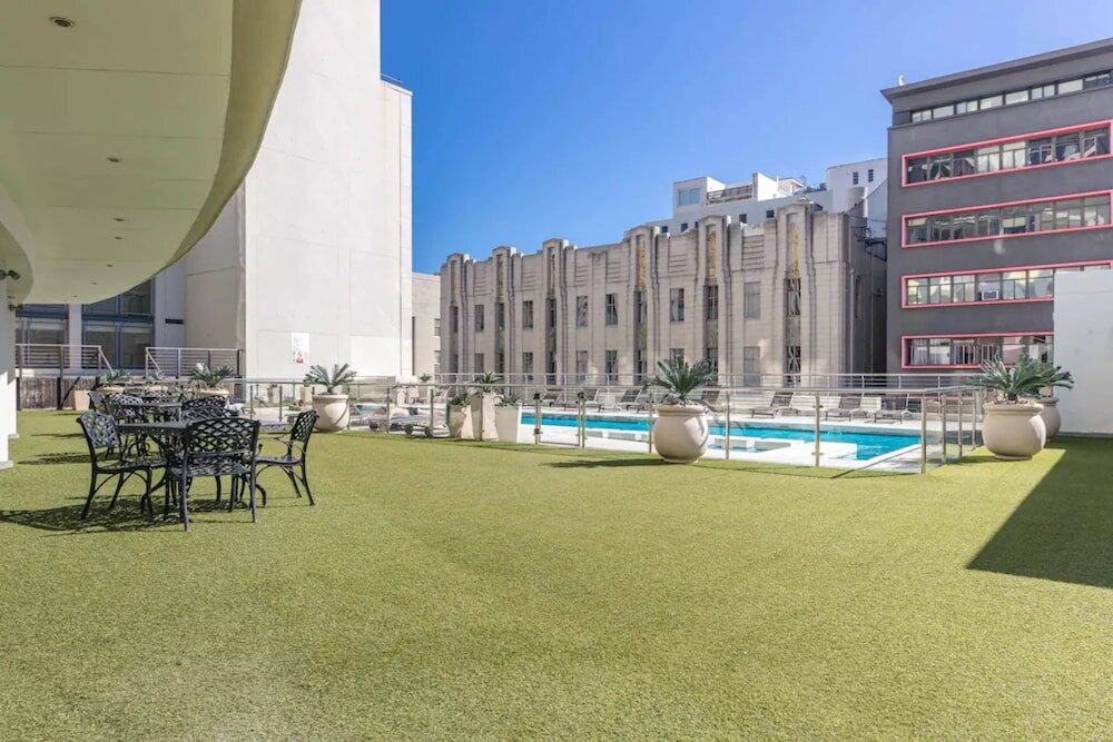 Фото Warm and Modern 1bd Apt in Cbd