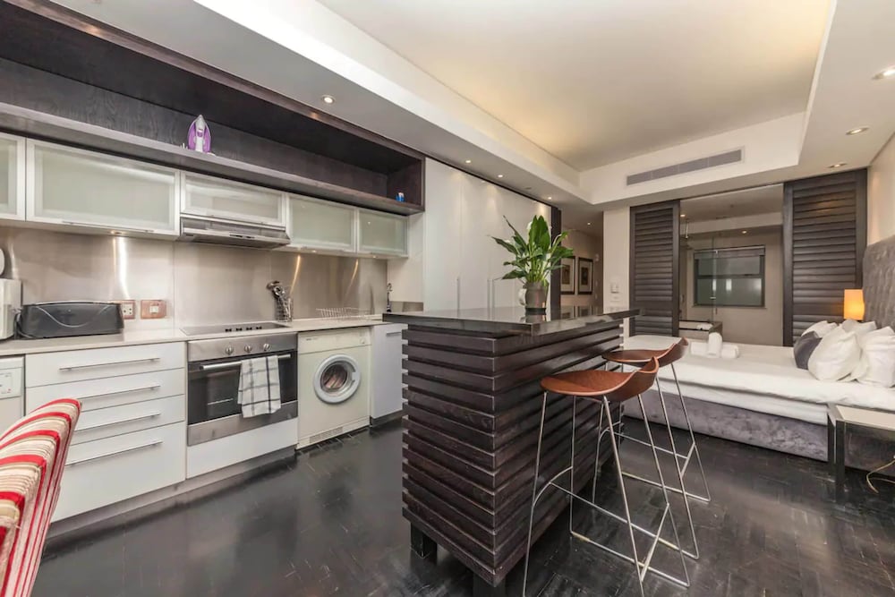 Фото Warm and Modern 1bd Apt in Cbd