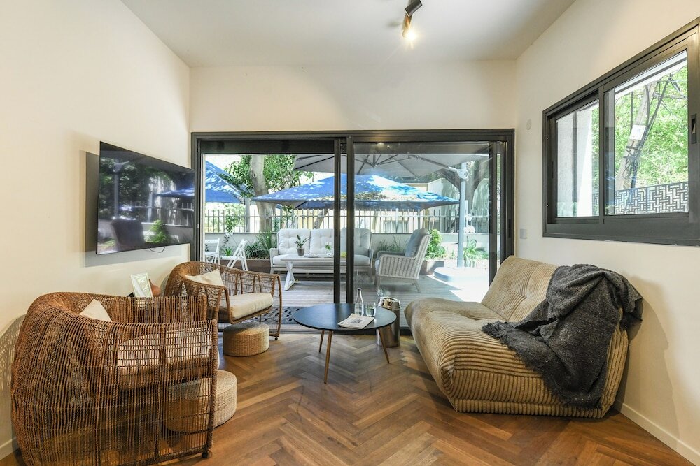 Фото Stylish 3br Apt with Patio in the City