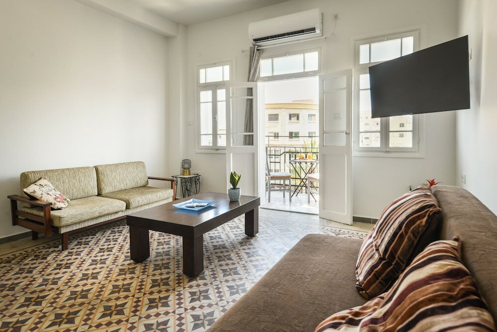 Фото Vintage Charm 1br Apt w Balcony & View