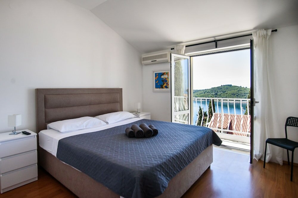 Фото Zenith Apartment by DuHomes