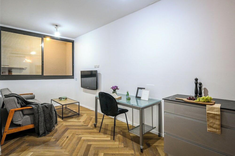 Фото Stylish 3br Apt with Patio in the City