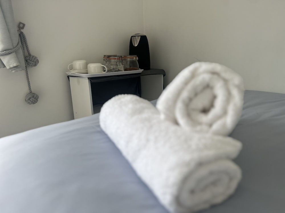 Фото Infinity Guest House Wiltshire Crescent