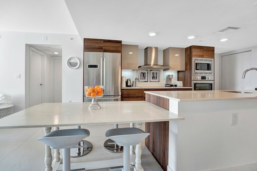 Фото Stunning 2br 2ba Bay Harbour with Pool