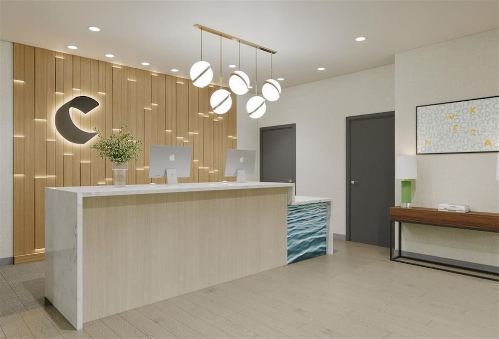 Фото Comfort Inn & Suites Newark Liberty International Airport