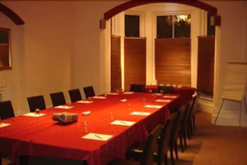 Фото Amblehurst Hotel