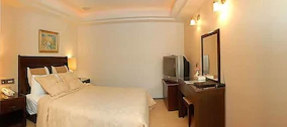 Фото Attic Hotel