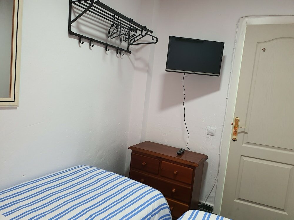 Фото Low Cost Room Plaza de Hierro IV