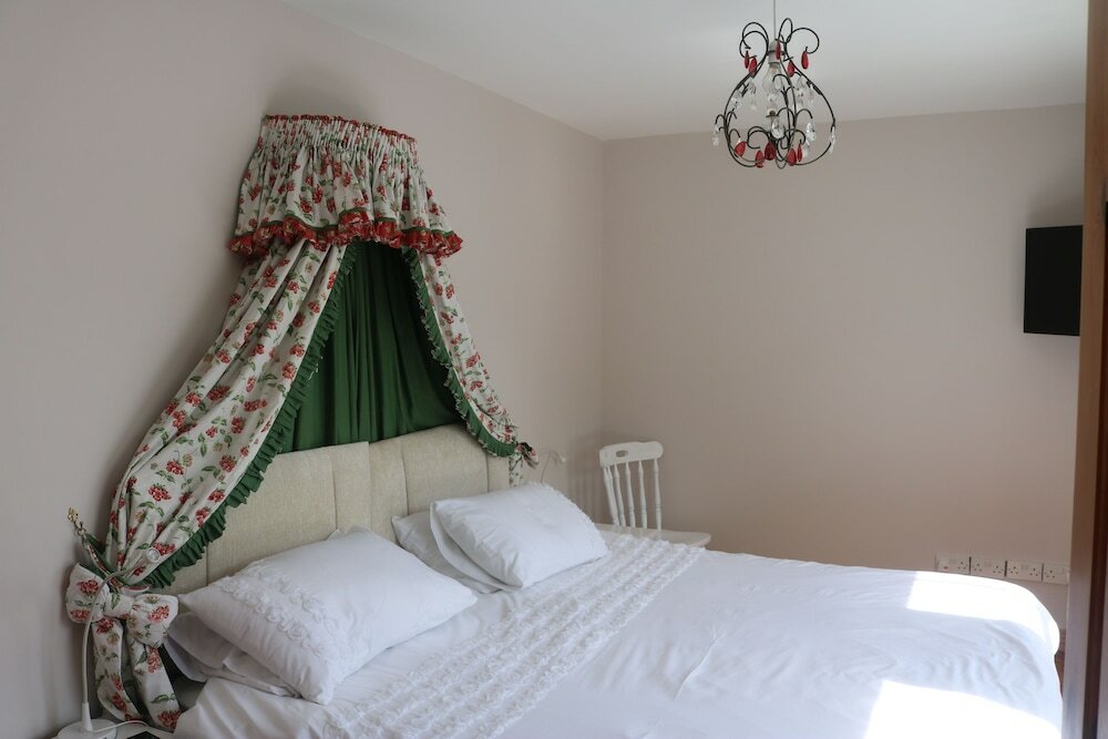 Фото Five Oaks Bed & Breakfast