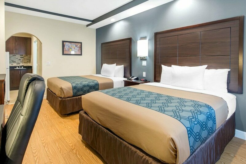 Гостиница Econo Lodge Inn & Suites Houston Willowbrook