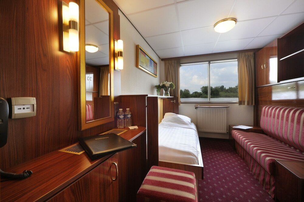 Фото Crossgates Hotelship Hafen - Neuss