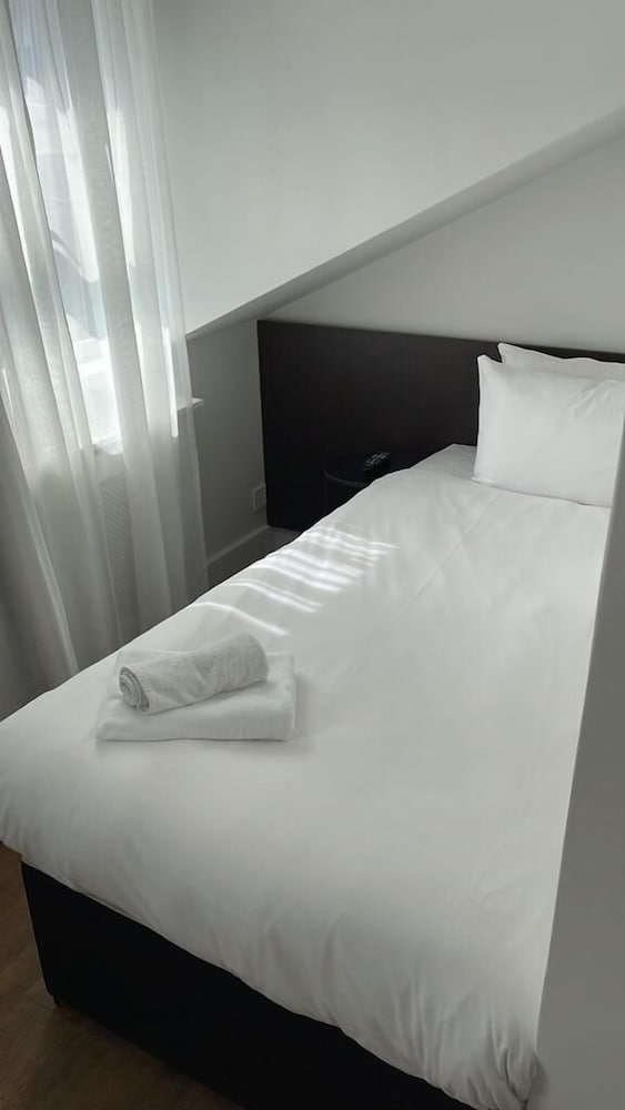 Фото The London Pembury Hotel