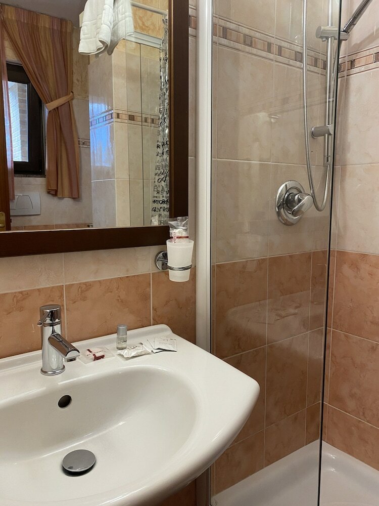 Фото Euro House Inn Airport Hotel & Residence