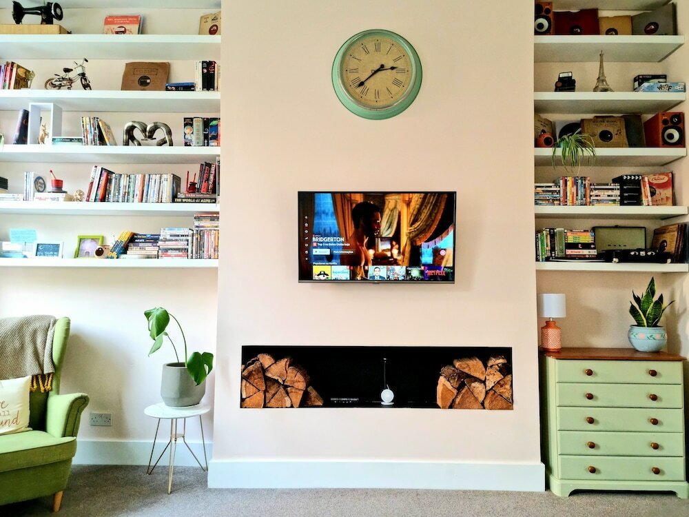 Фото Vibrant Spacious Apartment In West End