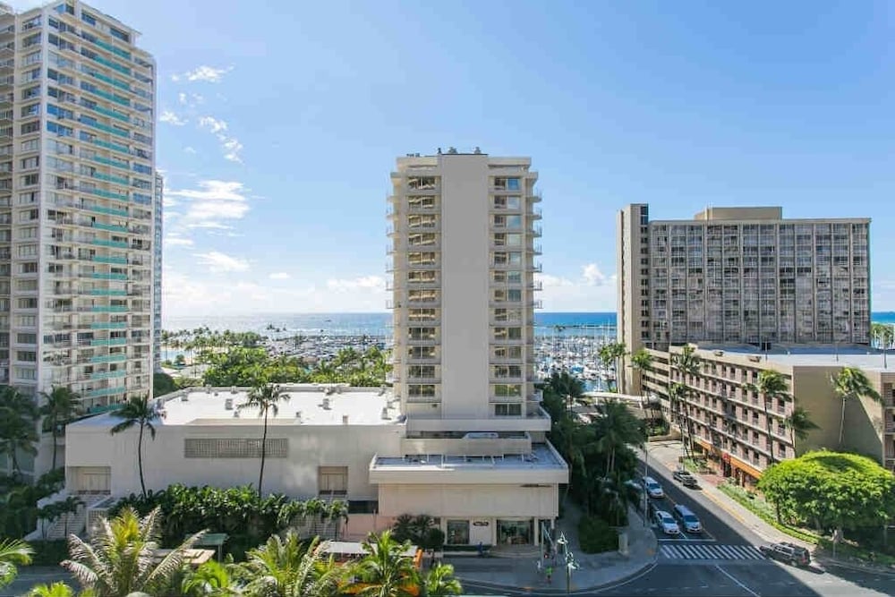 Фото Two Bedroom Discovery Bay High Rise Condos with Lanai & Gorgeous Views