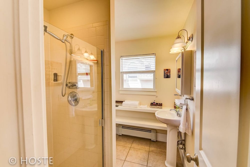 Фото 3br Classic Home Quiet Neighborhooddog Friendly