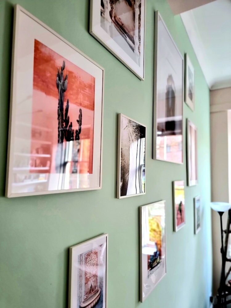 Фото Vibrant Spacious Apartment In West End