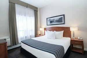 Гостиница Sandman Hotels & Suites Calgary West
