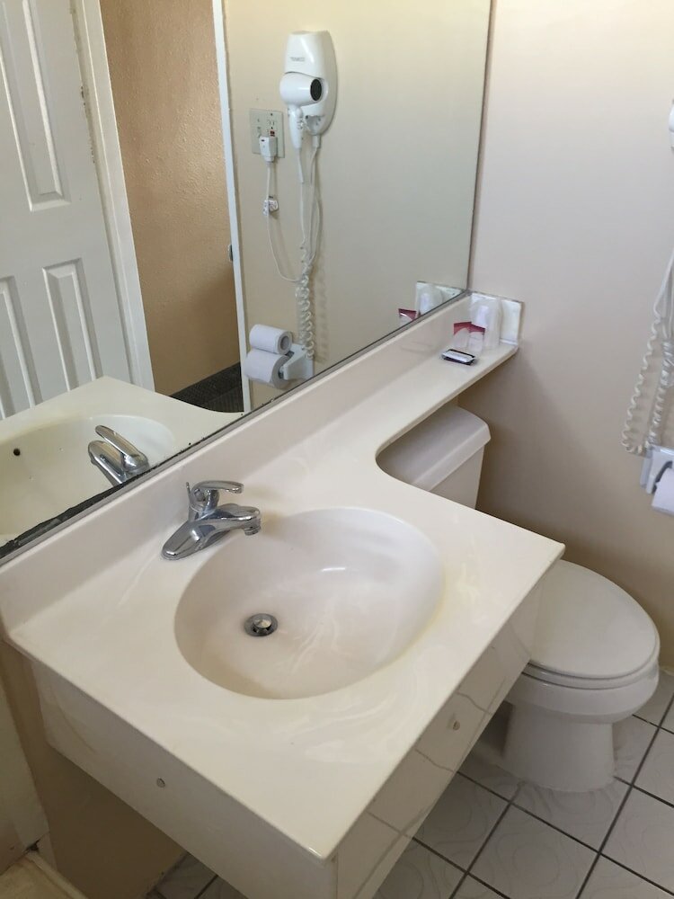 Фото Bevonshire Lodge Motel