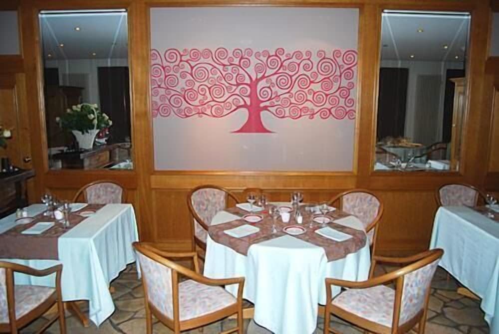 Фото Hostellerie La Villa Des Roses