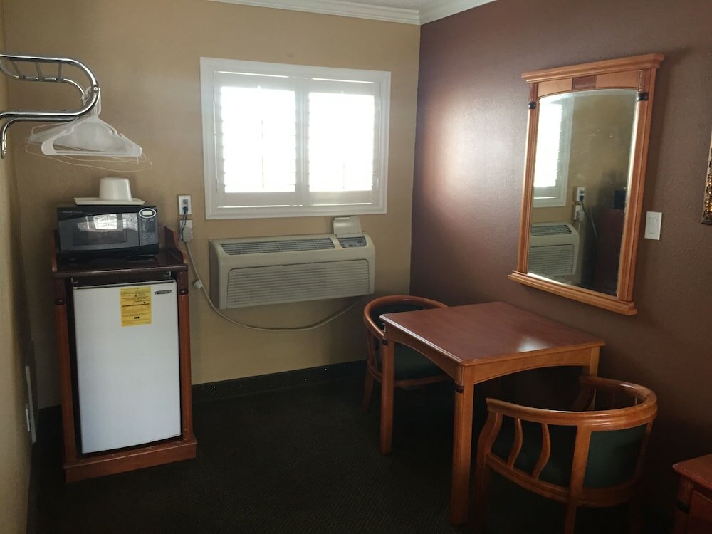 Фото Bevonshire Lodge Motel