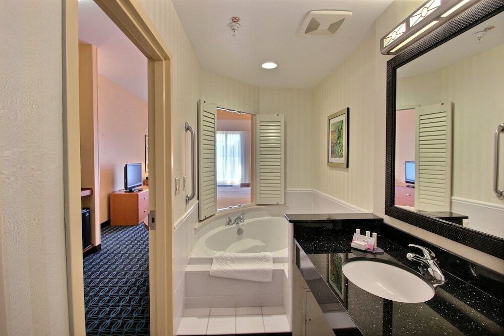 Фото Fairfield Inn & Suites by Marriott Milwaukee Airport