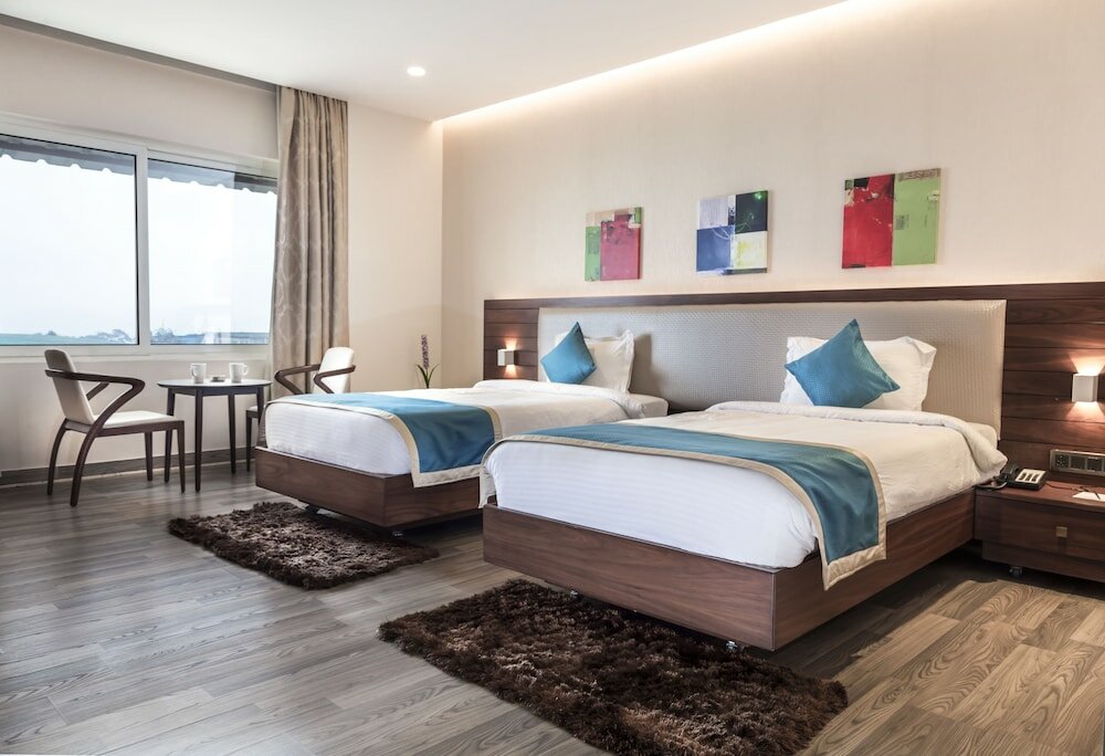 Фото M Crown Hotel